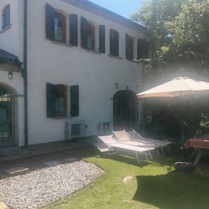 Ein Gebäude mit vielen Fenstern, Außenbereich und Klimaanlagen.