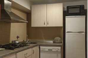 Réfrigérateur, micro-ondes, plaque de cuisson, lave-vaisselle