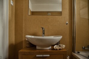 Towels, soap, shampoo, toilet paper