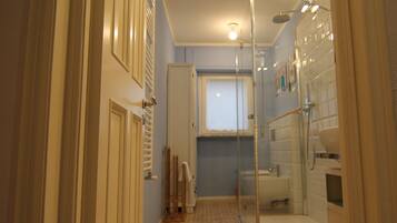 Dusche, Haartrockner, Bidet, Handtücher