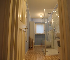 Dutxa, assecador de cabells, bidet i tovalloles 