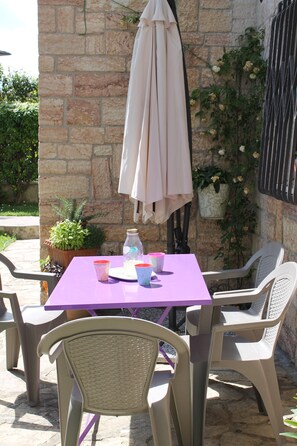 تناول الطعام بالخارج