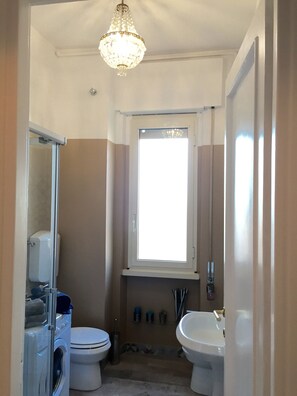 Hårføner og håndklær