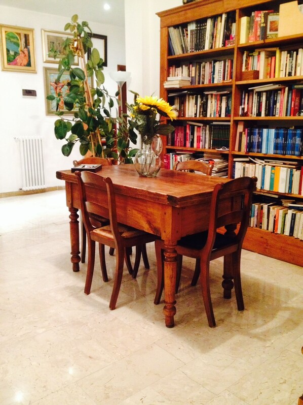 Dining - HOW I WAS HOME: LARGE SPACES, WIFI, BIKE AND PRIVATE PARKING AND FLORENCE IS YOURS! (Firenze)