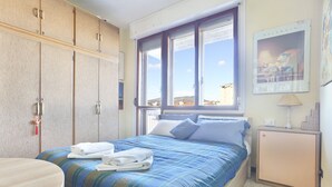 A bedroom with a bed, a bedside table, a wardrobe, and a window with a view. - HOW I WAS HOME: LARGE SPACES, WIFI, BIKE AND PRIVATE PARKING AND FLORENCE IS YOURS! (Firenze)
