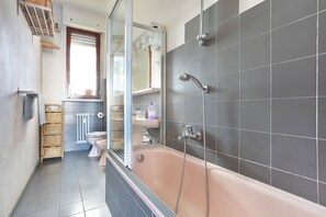 Shower, hair dryer, bidet, towels - HOW I WAS HOME: LARGE SPACES, WIFI, BIKE AND PRIVATE PARKING AND FLORENCE IS YOURS! (Firenze)