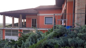 Ein zweistöckiges Gebäude mit Balkon, Fenster und Tür.