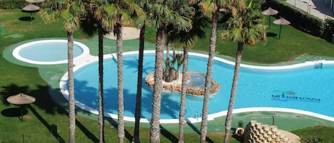 Una piscina al aire libre