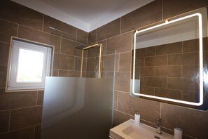 Ensemble baignoire-douche, séchoir à cheveux, bidet, serviettes fournies