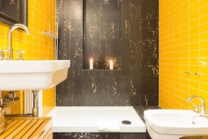 Regadera, secadora de cabello, bidet, toallas 
