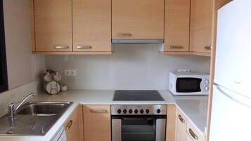 Jääkaappi, mikroaaltouuni, uuni, liesi