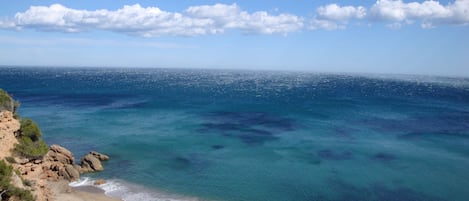 Una spiaggia nelle vicinanze