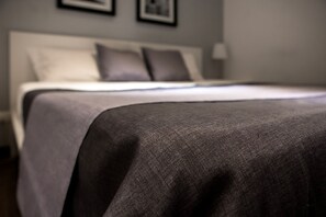 2 Schlafzimmer, Zimmersafe, Schreibtisch, Bügeleisen/Bügelbrett