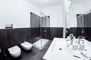 Shower, hair dryer, bidet, towels - Maestri apartment (Palermo)