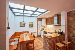 Fridge, microwave, stovetop, dishwasher