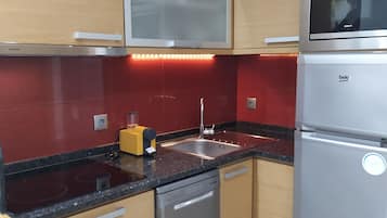 Fridge, microwave, stovetop, dishwasher