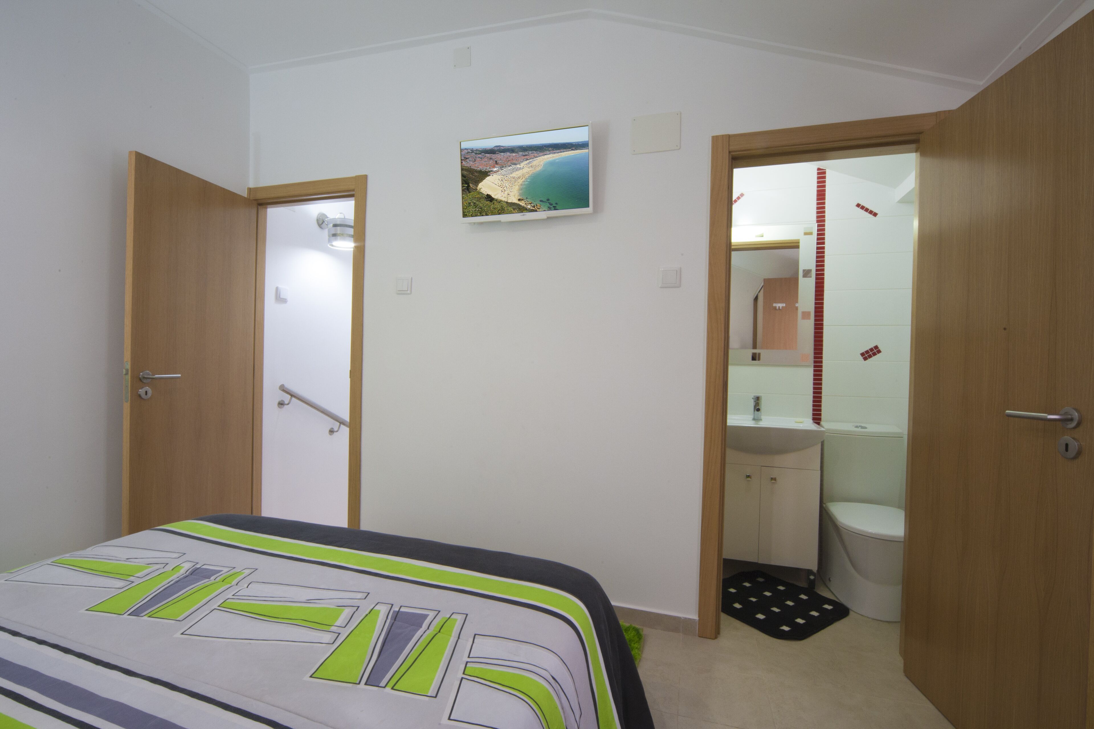 1 soverom, skrivebord, lydisolert og strykejern/-brett