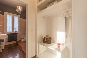 Shower, hair dryer, bidet, towels - Palazzo Spada - App. Flamingo penthouse with terrace overlooking the Po River (Codigoro)