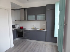 Jääkaappi, mikroaaltouuni, uuni, liesi