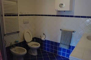 Douche, sèche-cheveux, bidet, serviettes fournies