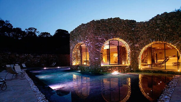 A stone building with arched windows and a pool. - Watching The Horizon in residence with swimming pool for a fee (Monteverdi Marittimo)