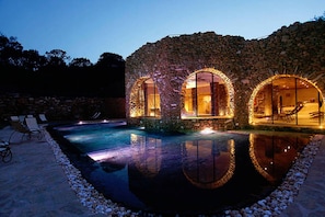 A stone building with arched windows and a pool. - Watching The Horizon in residence with swimming pool for a fee (Monteverdi Marittimo)