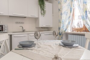 KĂŒhlschrank, Mikrowelle, Ofen, Herdplatte