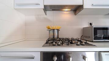 Fridge, microwave, oven, stovetop