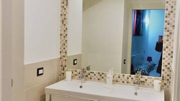 Duschwanne, Haartrockner, HandtĂŒcher, Seife