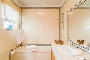 Combined shower/tub, hair dryer, bidet, towels - Apartment in Praia D'El Rey Golf & Beach Resort (Amoreira)