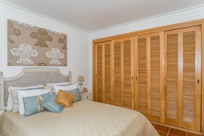 2 bedrooms, iron/ironing board, travel cot, free WiFi - Apartment in Praia D'El Rey Golf & Beach Resort (Amoreira)