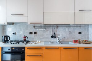 Een koelkast, een magnetron, een oven, een kookplaat