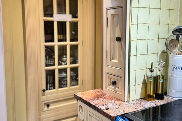Granite floors & worktops