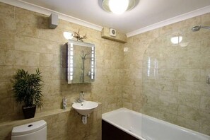 Combined shower/bathtub, hair dryer, towels