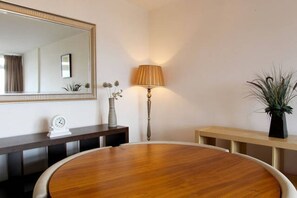 Interior - 2 Bedrooms Sleeps Up To 6 Guests, Great Base To Explore London, Close To Metro (London)