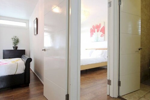 2 Bedrooms Sleeps Up To 6 Guests, Great Base To Explore London,  Close To Metro