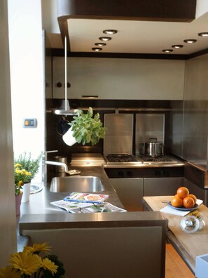 Frigorifero, microonde, forno, piano cottura