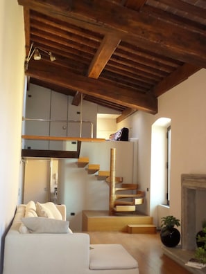 TV, lettore DVD, libri, videoteca