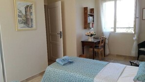 3 bedrooms, iron/ironing board, WiFi, bed sheets - In the grounds of a restored château in Lézignan la Cèbe (Lézignan-La-Cèbe)