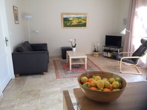 Smart-TV, DVD-Player, BĂŒcher, Videothek