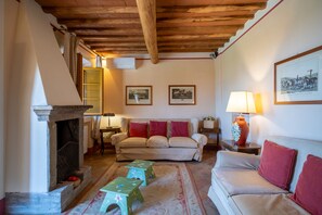 Een televisie en een open haard