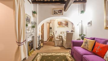 Een smart-tv, een open haard, videogames en boeken