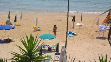 Sulla spiaggia, lettini da mare