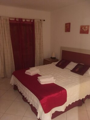 2 chambres, fer et planche à repasser, Wi-Fi gratuit, draps fournis