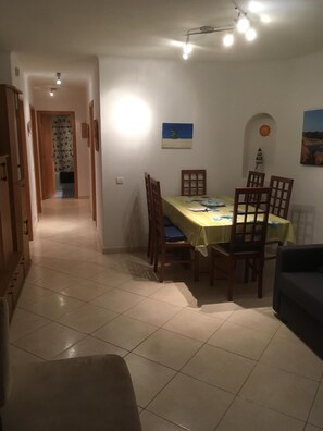 In-room dining - 2 bedrooms (1 ensuite). 2 bathrooms, sleeps 6, with Air-con & Free Wi-Fi & IPTV (Albufeira)