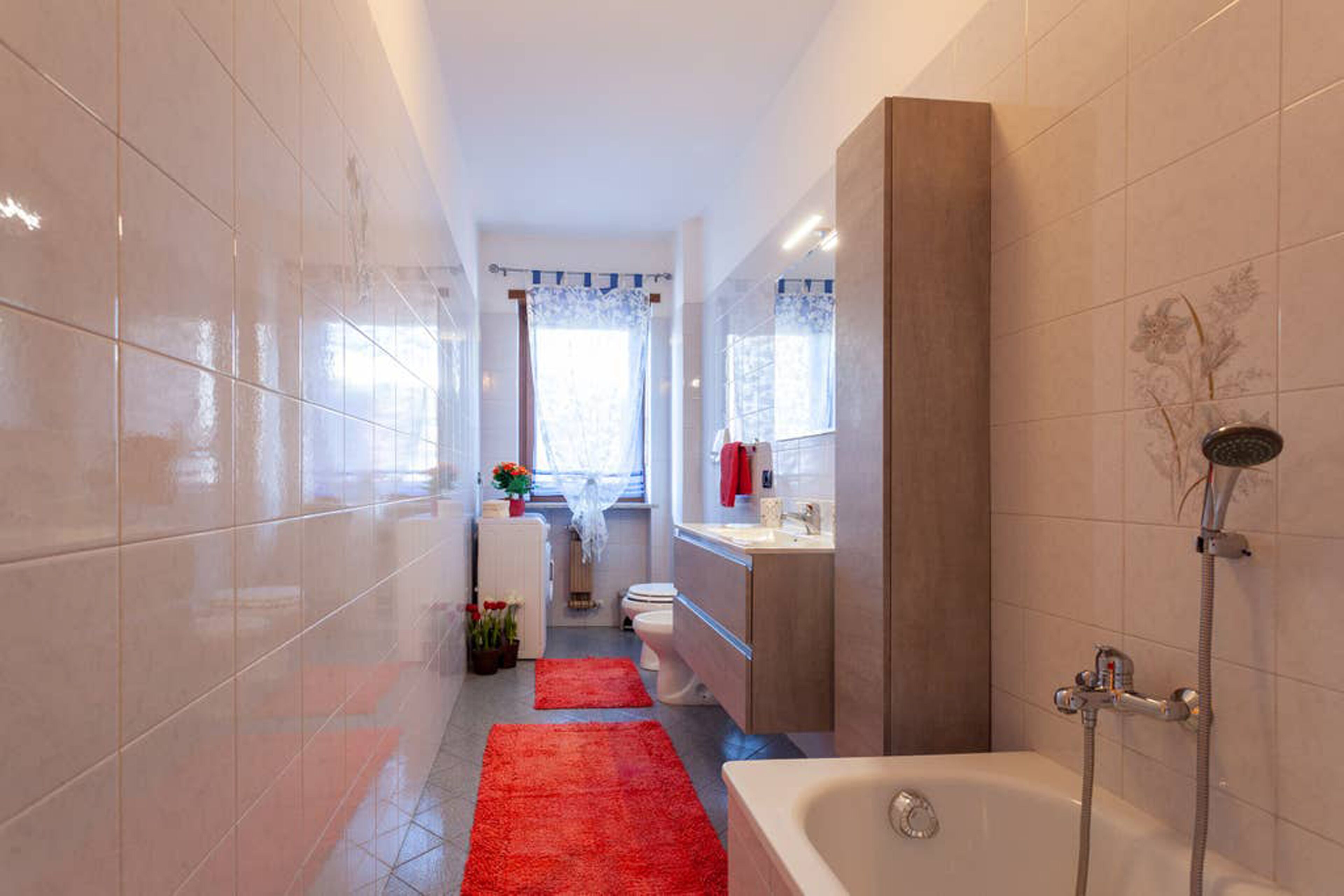 Duschwanne, Haartrockner, Bidet, Handtücher