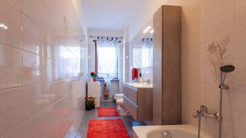 Duschwanne, Haartrockner, Bidet, Handtücher