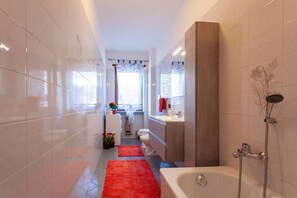 Ensemble baignoire-douche, séchoir à cheveux, bidet, serviettes fournies