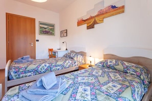 2 slaapkamers, een bureau, reisbedje, gratis wifi