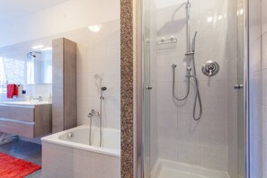 Combined shower/bathtub, hair dryer, bidet, towels